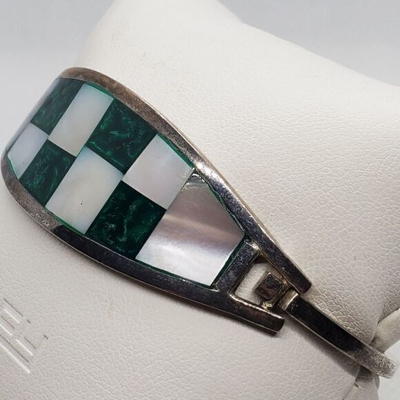 Alpaca Mexico Silver, Green, & Mother of Pearl Checkered Bracelet - Picture 4 of 6
